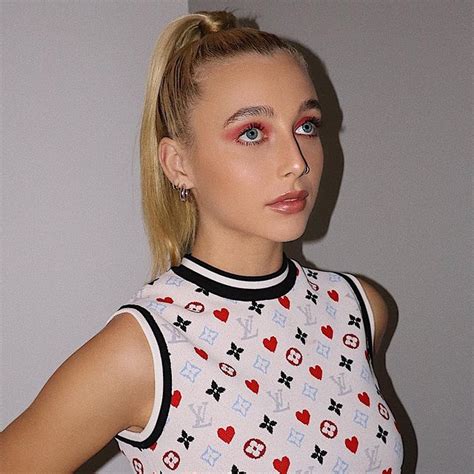 Emma Chamberlain’s Height, Weight, Bio,。